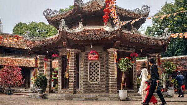 Dress respectfully when visiting temples and pagodas in Vietnam