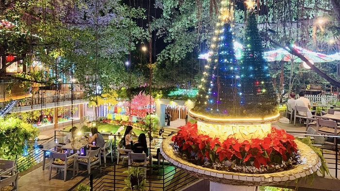 Outside Du Mien Garden Cafe